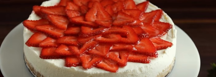 A melhor receita de cheesecake sem assar com cobertura de morango